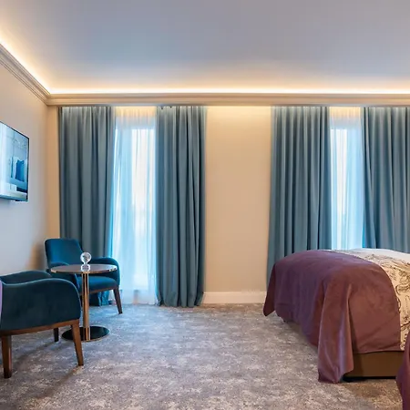 Cork's Vienna Woods & Otel 4*